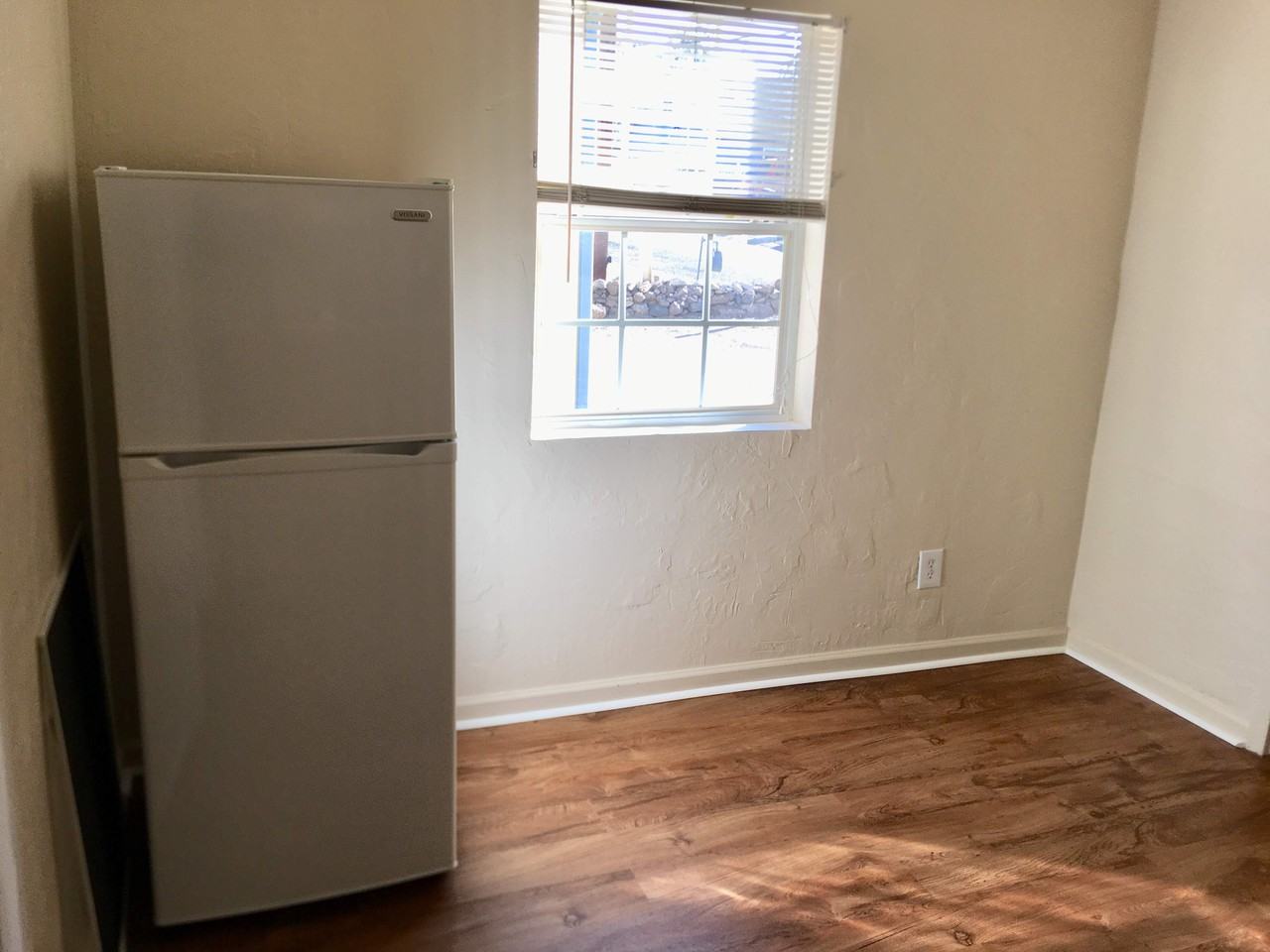 334 N Mount Vernon Ave - Photo 3 of 5