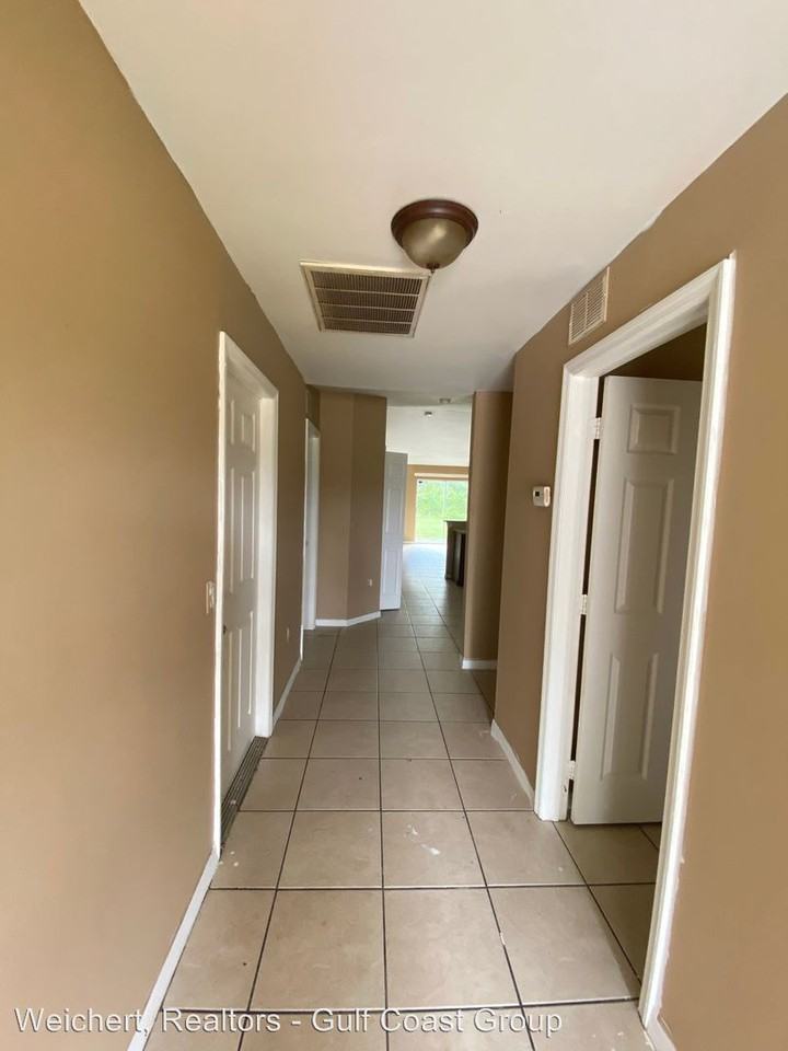 379/381 Bell Boulevard S - Photo 2 of 10