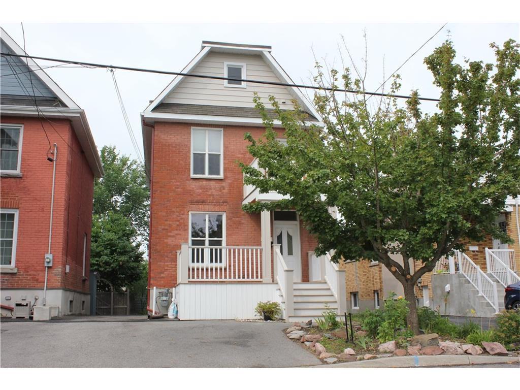 332 Tweedsmuir Avenue, Ottawa, ON K1Z 5N4 3 Bedroom House for 1,800
