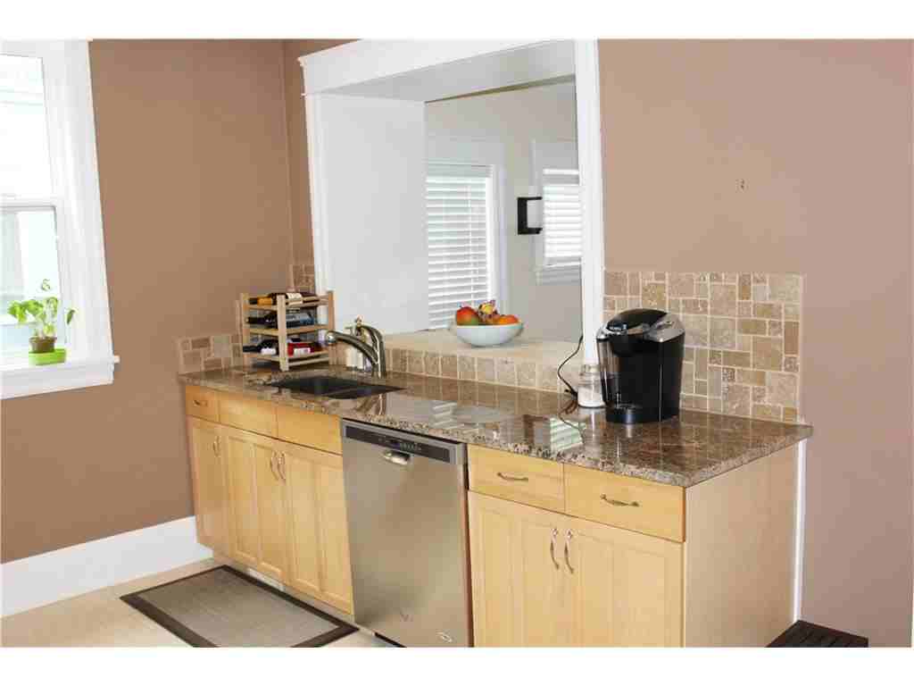 332 Tweedsmuir Avenue, Ottawa, ON K1Z 5N4 3 Bedroom House for 1,800