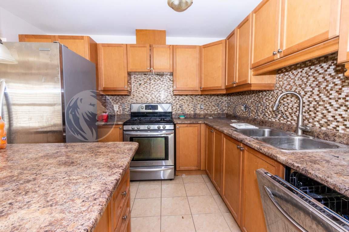 4 BED | 3 BATH HOUSE FOR RENT @ BRAMPTON | MT PLEASANT - Photo 2 of 17