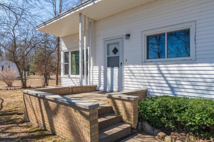 15892 Kellogg School Road - Photo 2 of 19