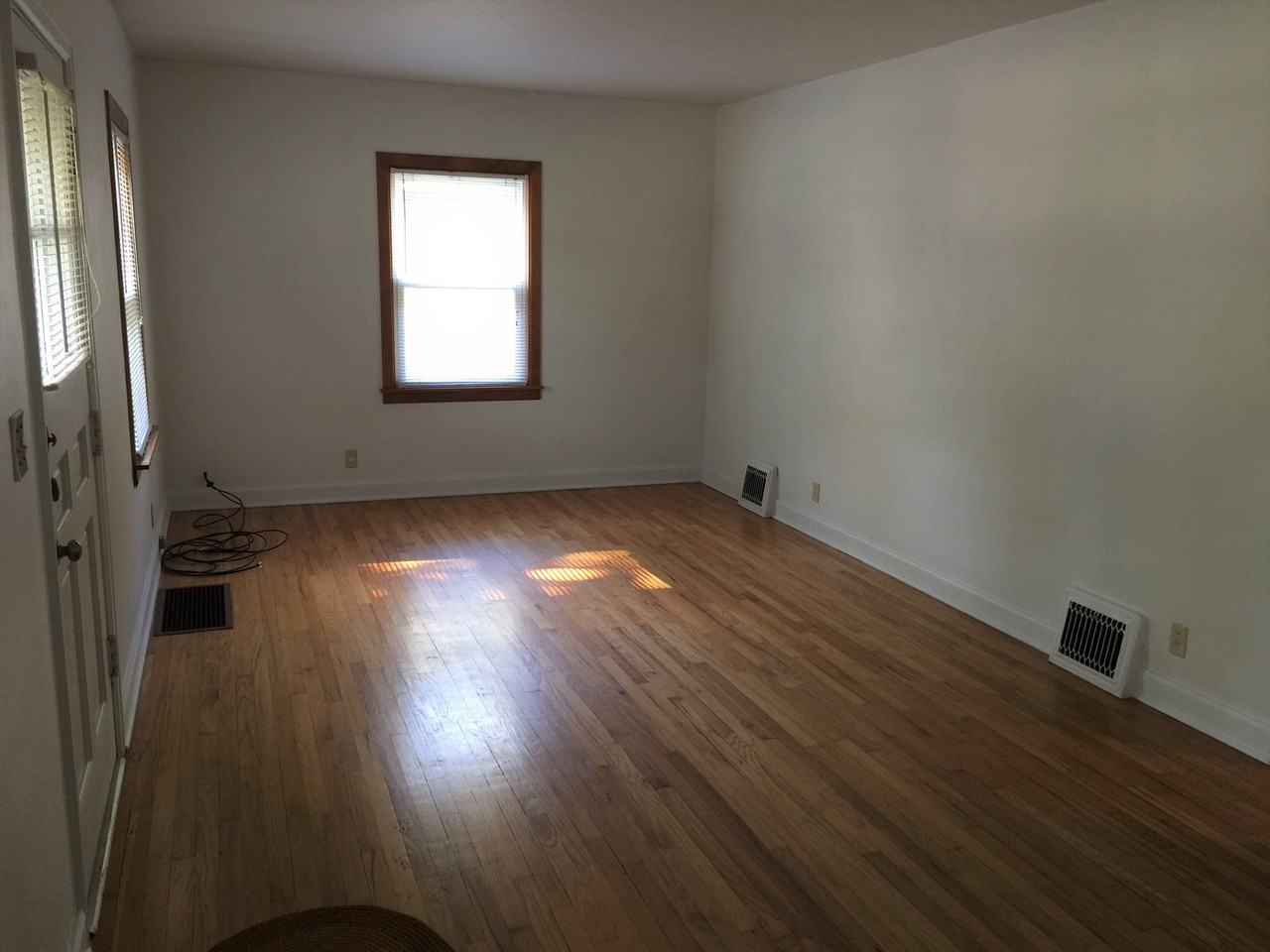 142 Kenmore St Ne - Photo 3 of 11