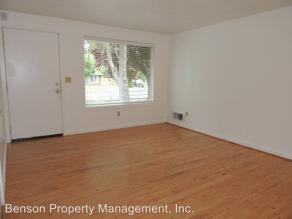 124 & 126 SW Edgefield Ct. - Photo 2 of 12