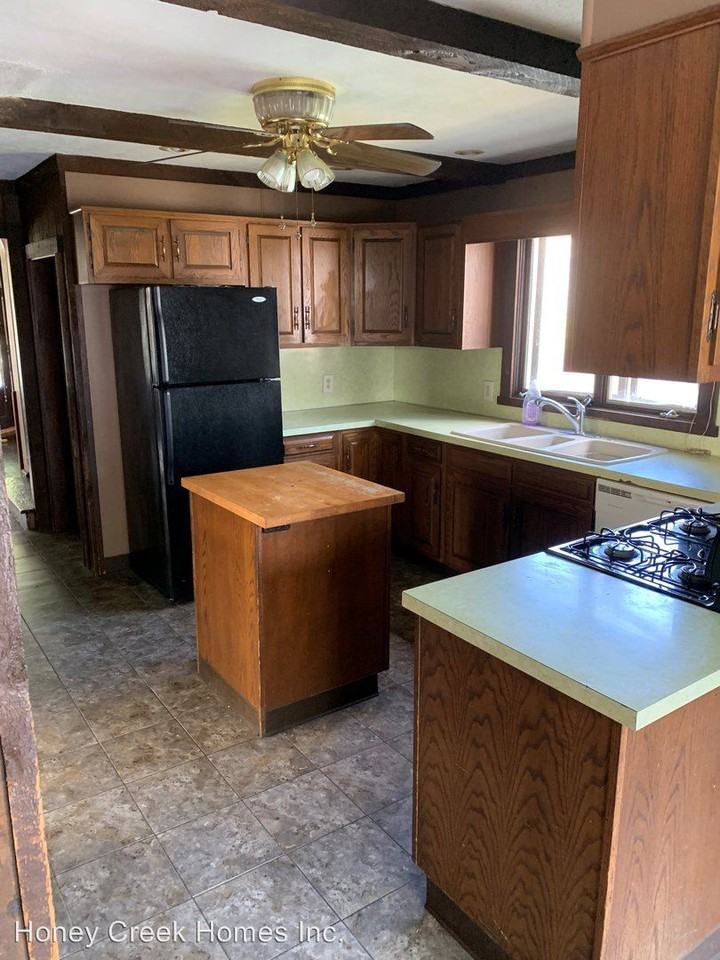 240 Franklin St. - Photo 2 of 10