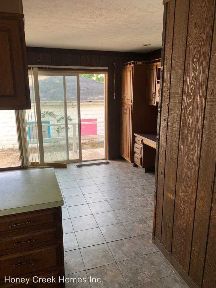 240 Franklin St. - Photo 3 of 10