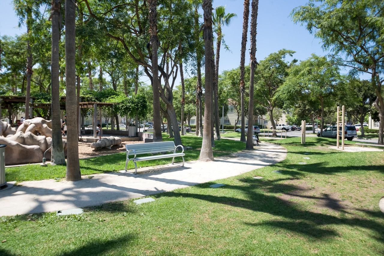 Park La Brea - Photo 7 of 50