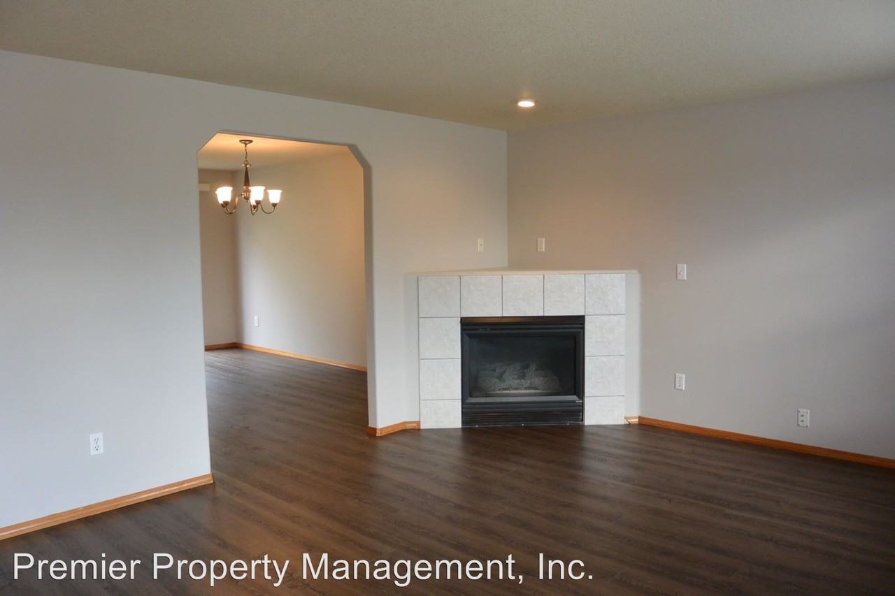 1427 N. Q Cir - Photo 3 of 28