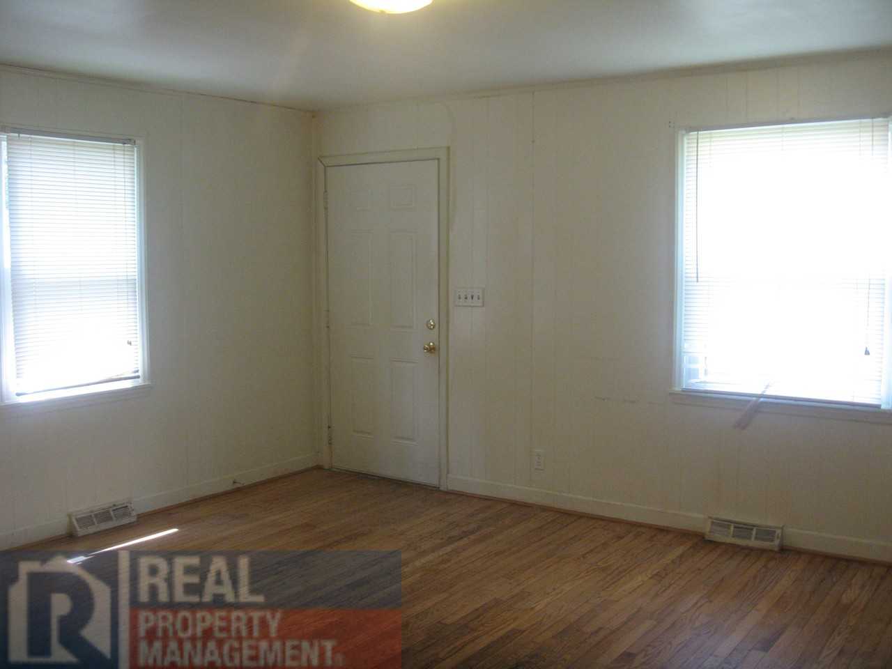 2445 Lomond St - Photo 2 of 5