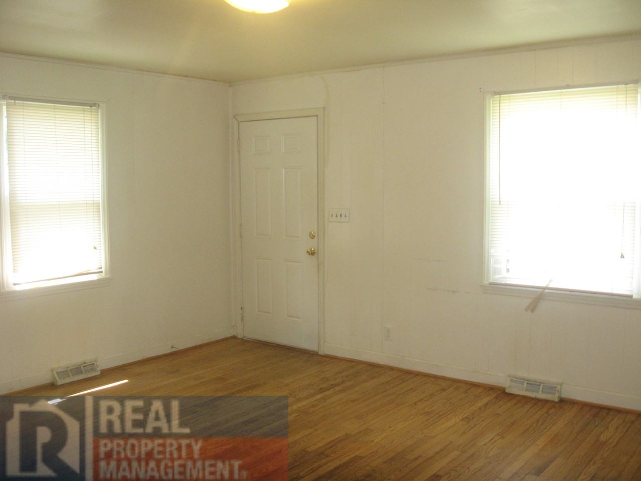 2445 Lomond St - Photo 3 of 5