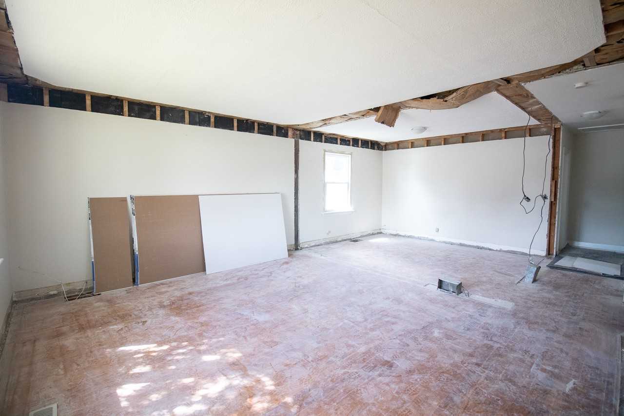 609 Mohawk Road East #Main - Photo 3 of 11