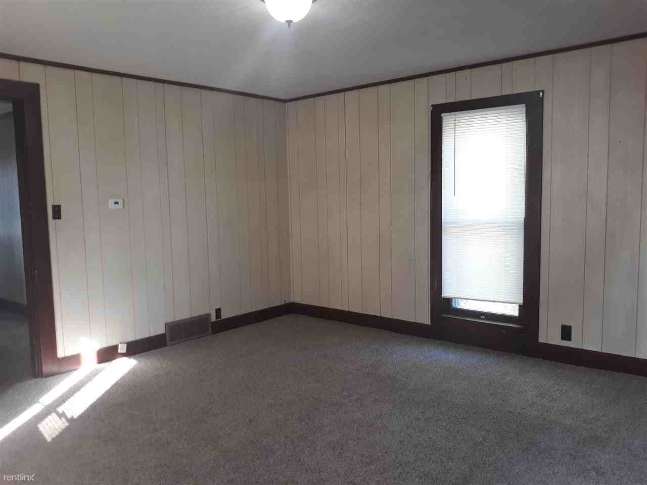 153 1/2 1/2 N Pearl St - Photo 3 of 5