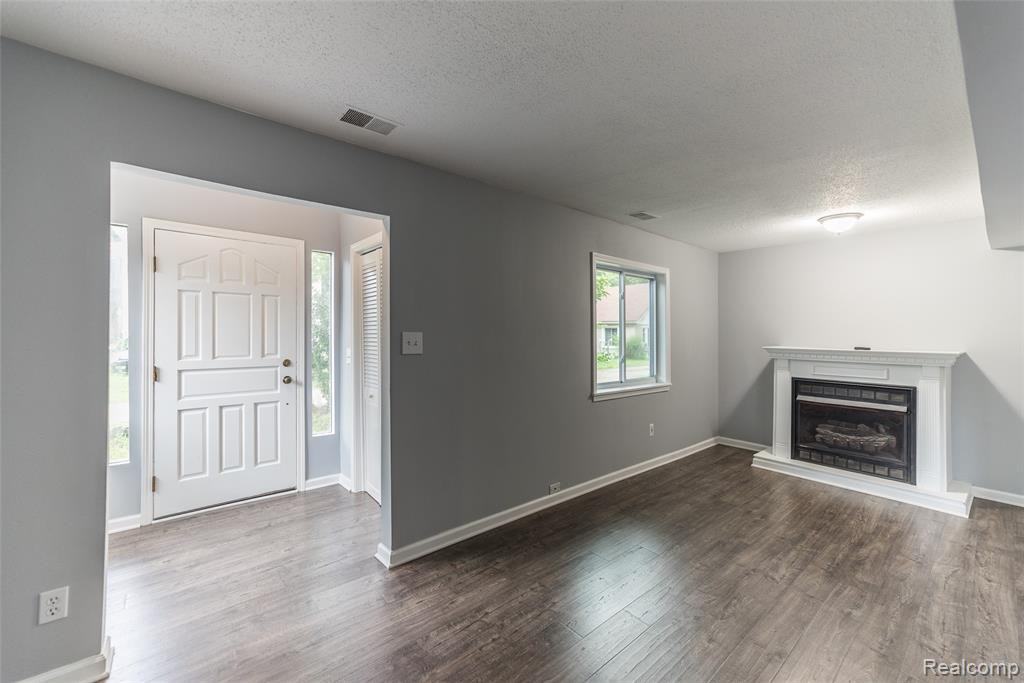 1093 Ellen - Photo 2 of 18