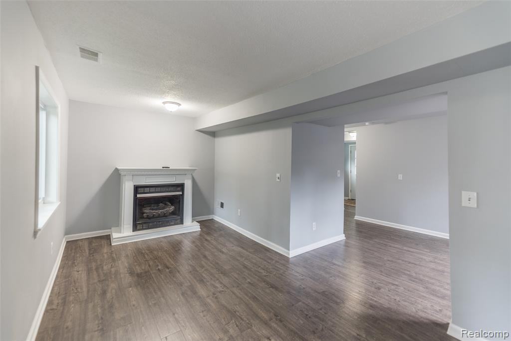 1093 Ellen - Photo 3 of 18
