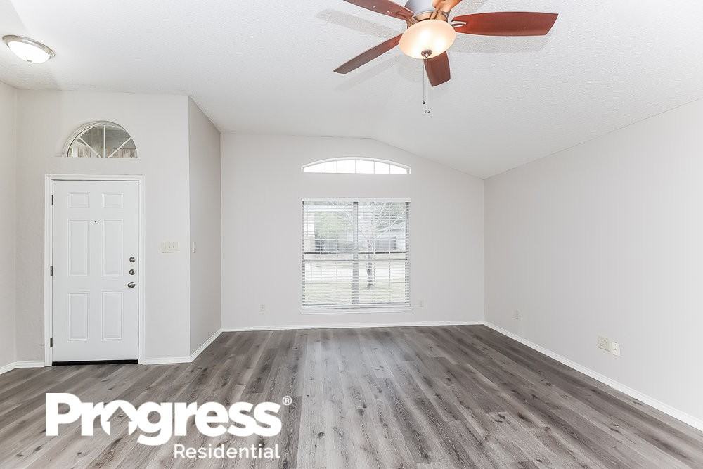 1111 Stone Creek Dr - Photo 3 of 16