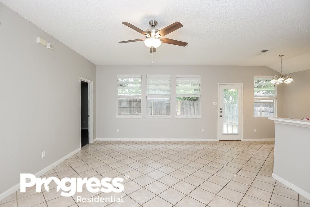 2424 Laurelhill Ln - Photo 3 of 15
