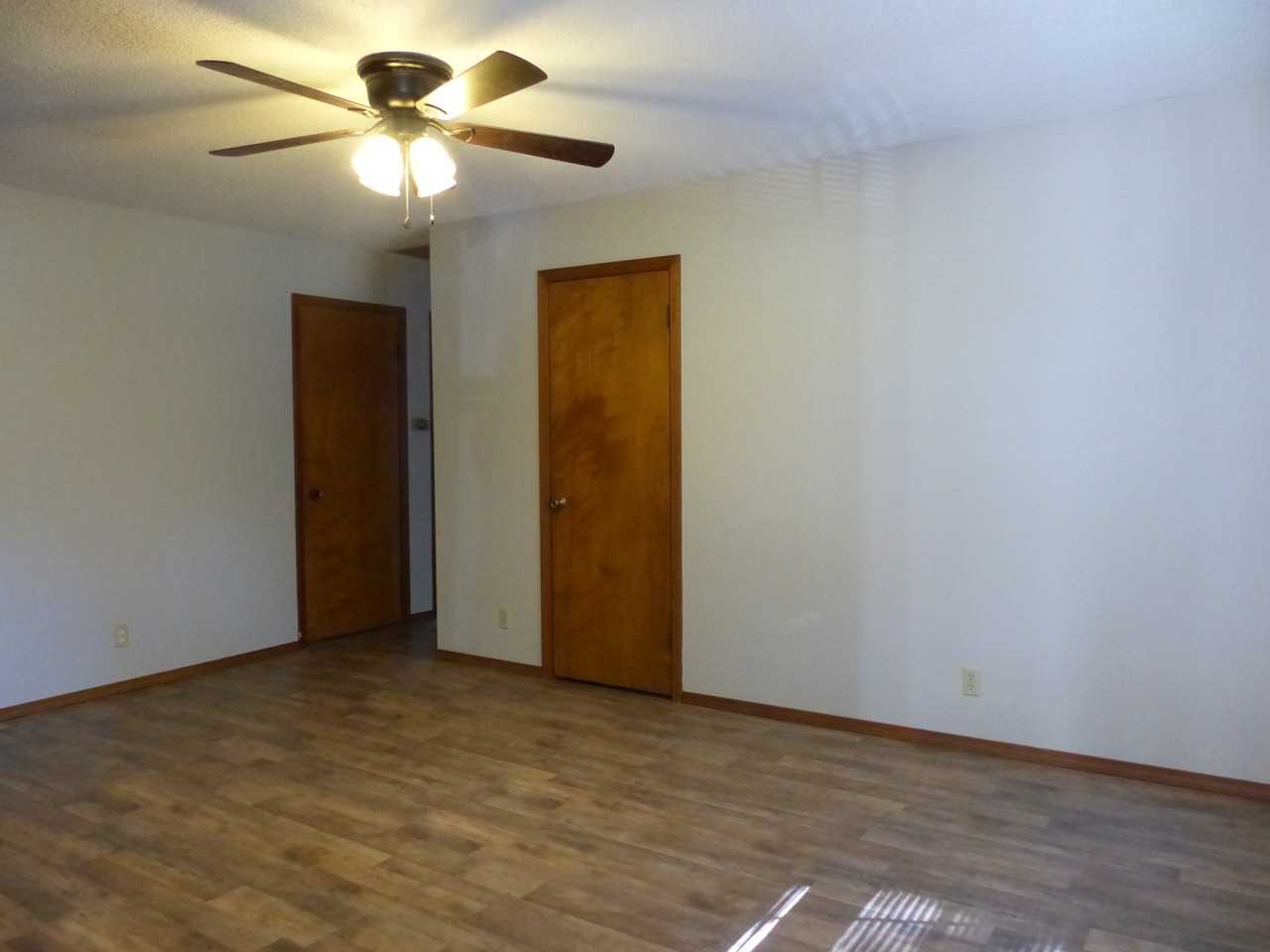 523 West Swan Street - Photo 3 of 18