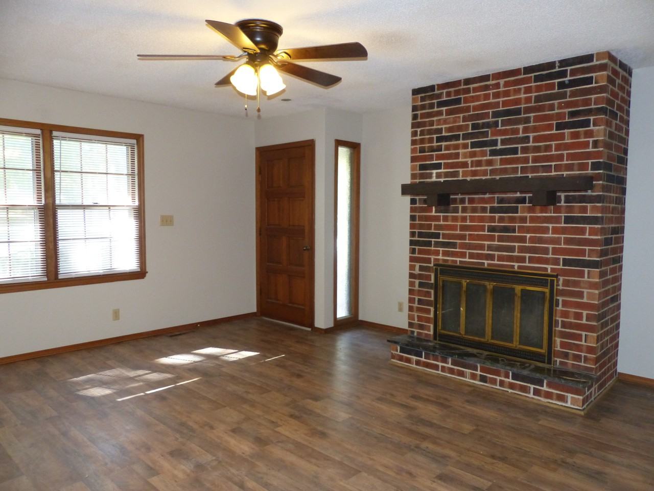 523 West Swan Street - Photo 2 of 18