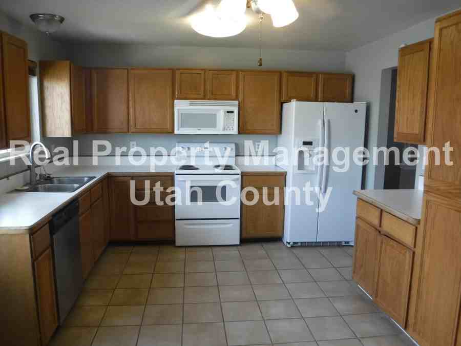 2125 W 710 N - Photo 3 of 15