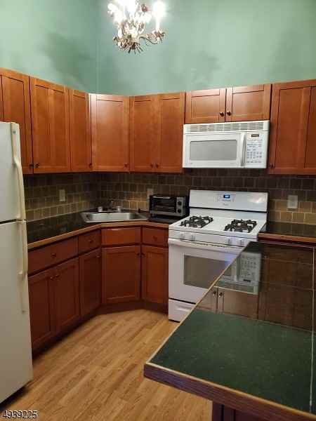 304 Spruce Hills Dr - Photo 3 of 8