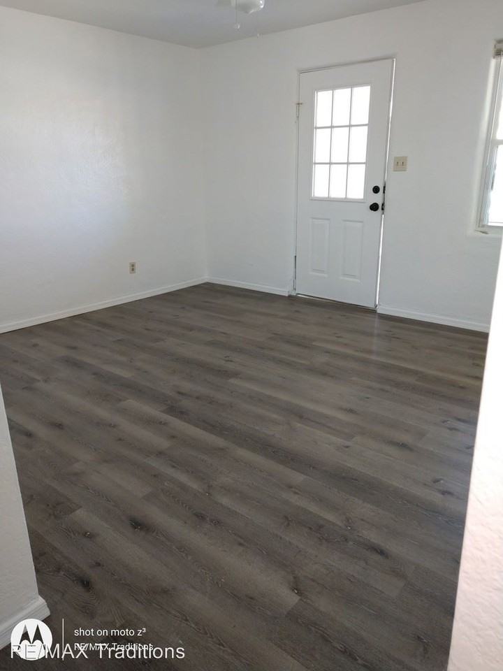 452 N 3rd Ave - Photo 3 of 20