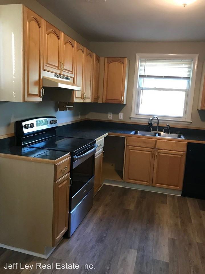 814 Reeves Rd - Photo 3 of 13