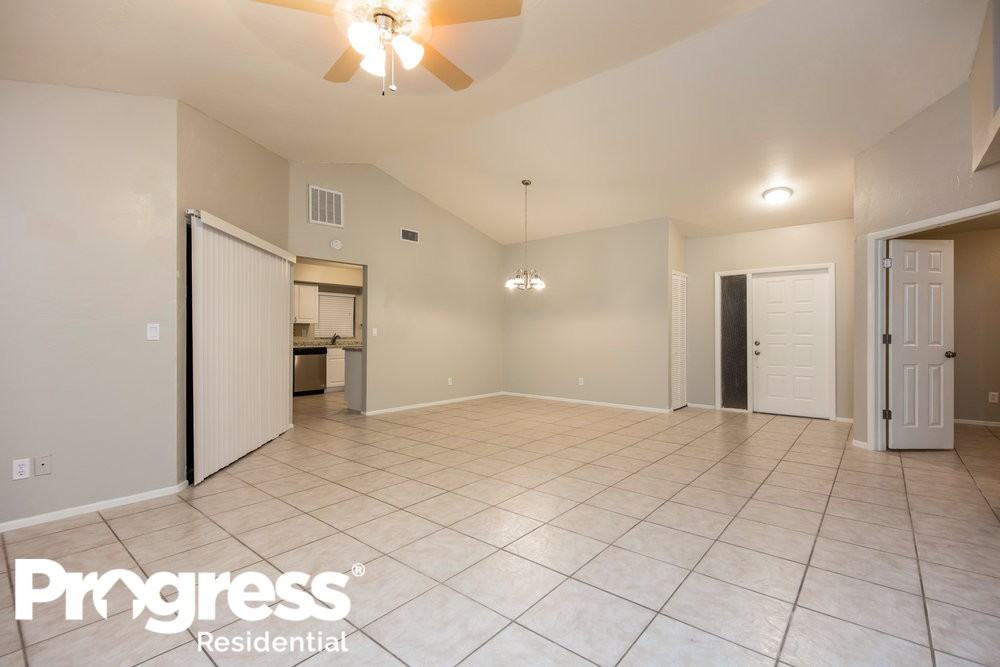 427 Se 18th St - Photo 2 of 13