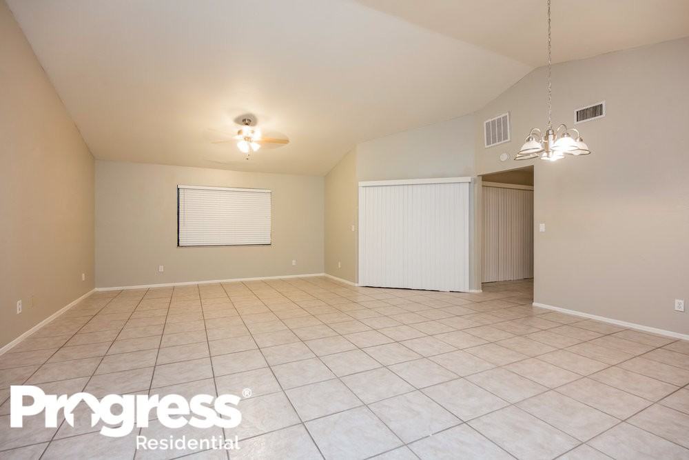 427 Se 18th St - Photo 3 of 13