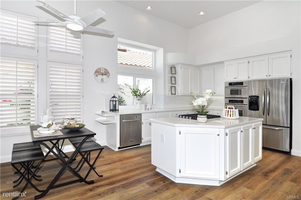 21315 Amora - Photo 2 of 10