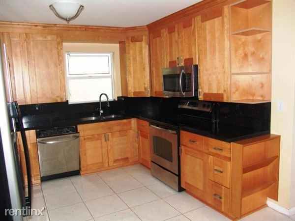 21390 Sawmill Ct - Photo 2 of 12