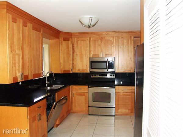 21390 Sawmill Ct - Photo 3 of 12