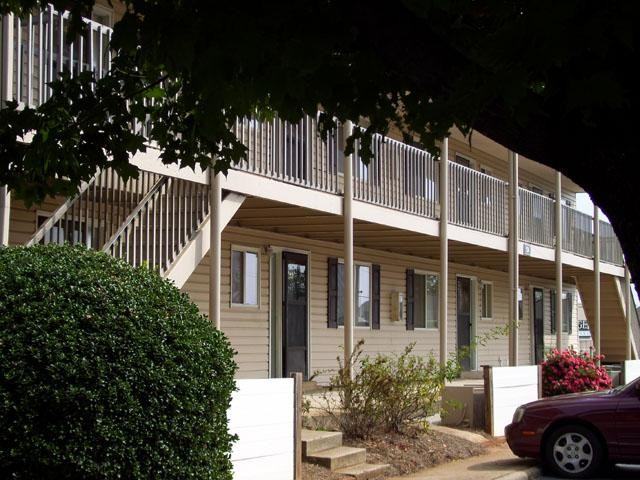 Signal Hill Apartments - Photo 3 of 4