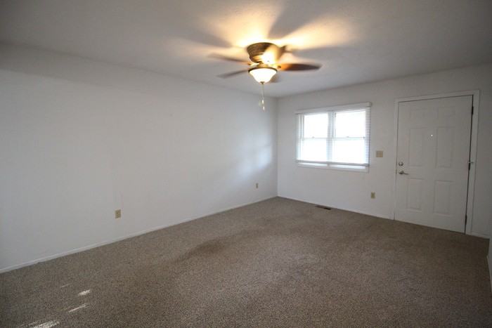 102 Andrew Court East - Photo 3 of 18