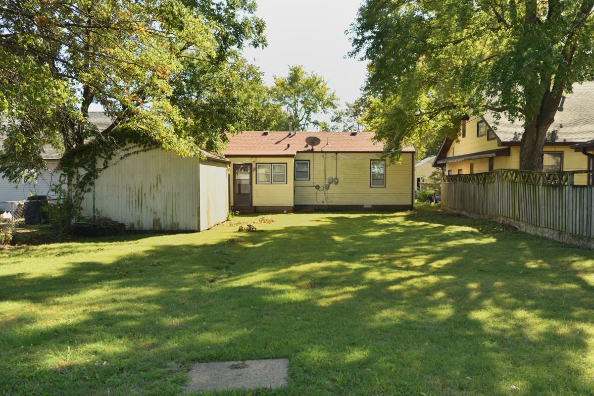 1810 West 7th Street - Photo 3 of 4