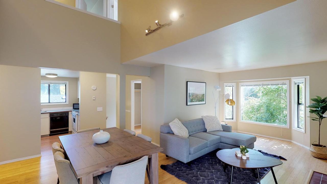 Sunny Northwest District home by the Portland Streetcar - Photo 4 of 15