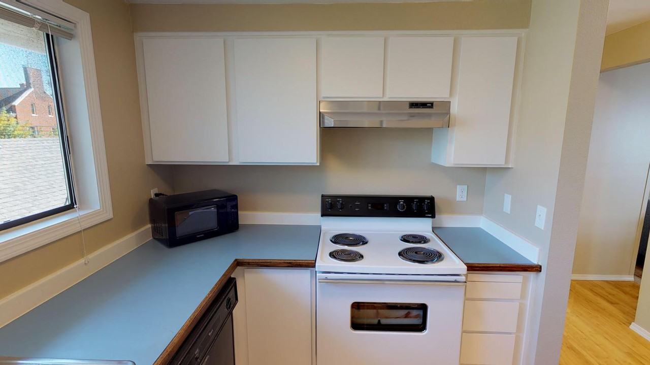 Sunny Northwest District home by the Portland Streetcar - Photo 5 of 15