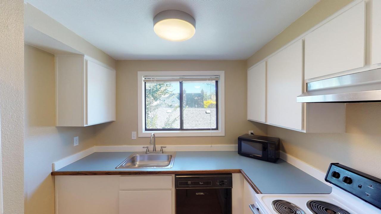 Sunny Northwest District home by the Portland Streetcar - Photo 6 of 15