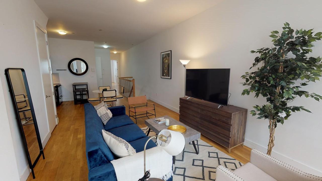 Gorgeous Williamsburg home with beautiful backyard - Photo 2 of 13