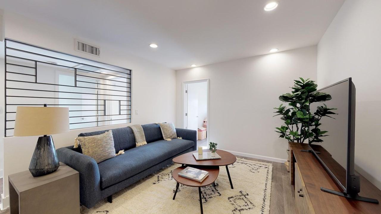 Upscale Hollywood apartment near Paramount Studios - Photo 2 of 7