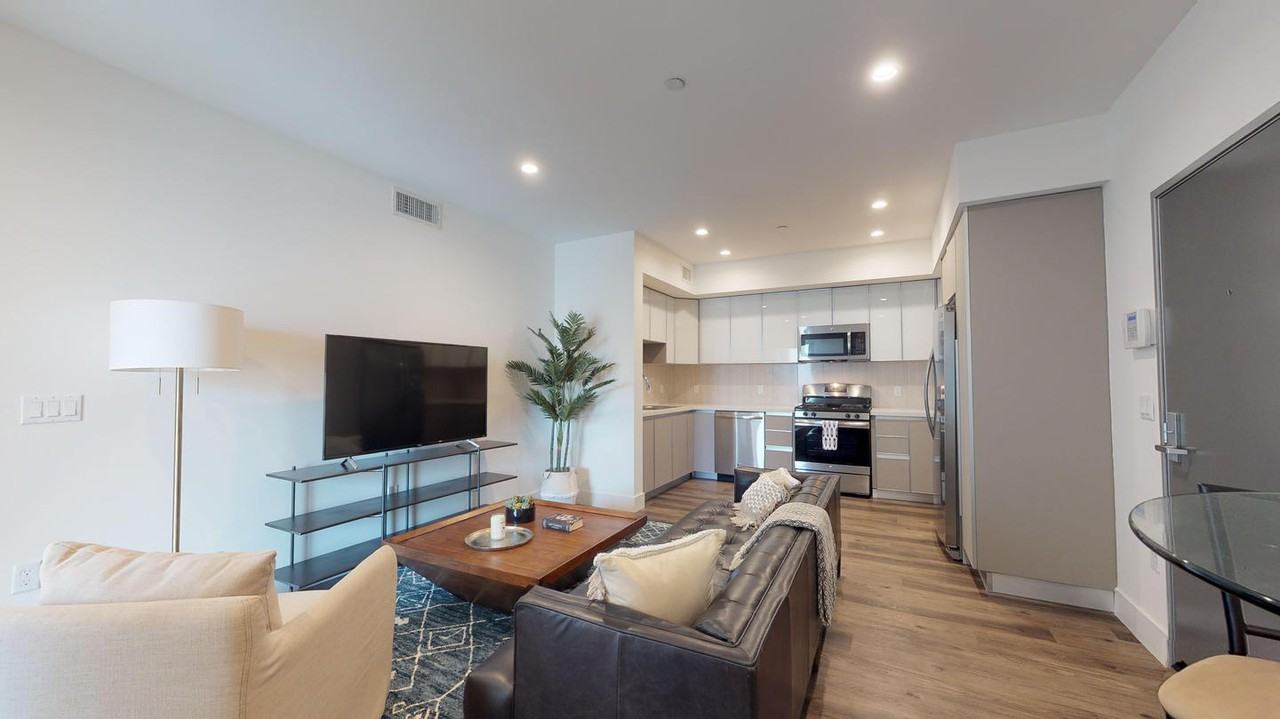 Sleek Hollywood apartment near Santa Monica Boulevard - Photo 2 of 10