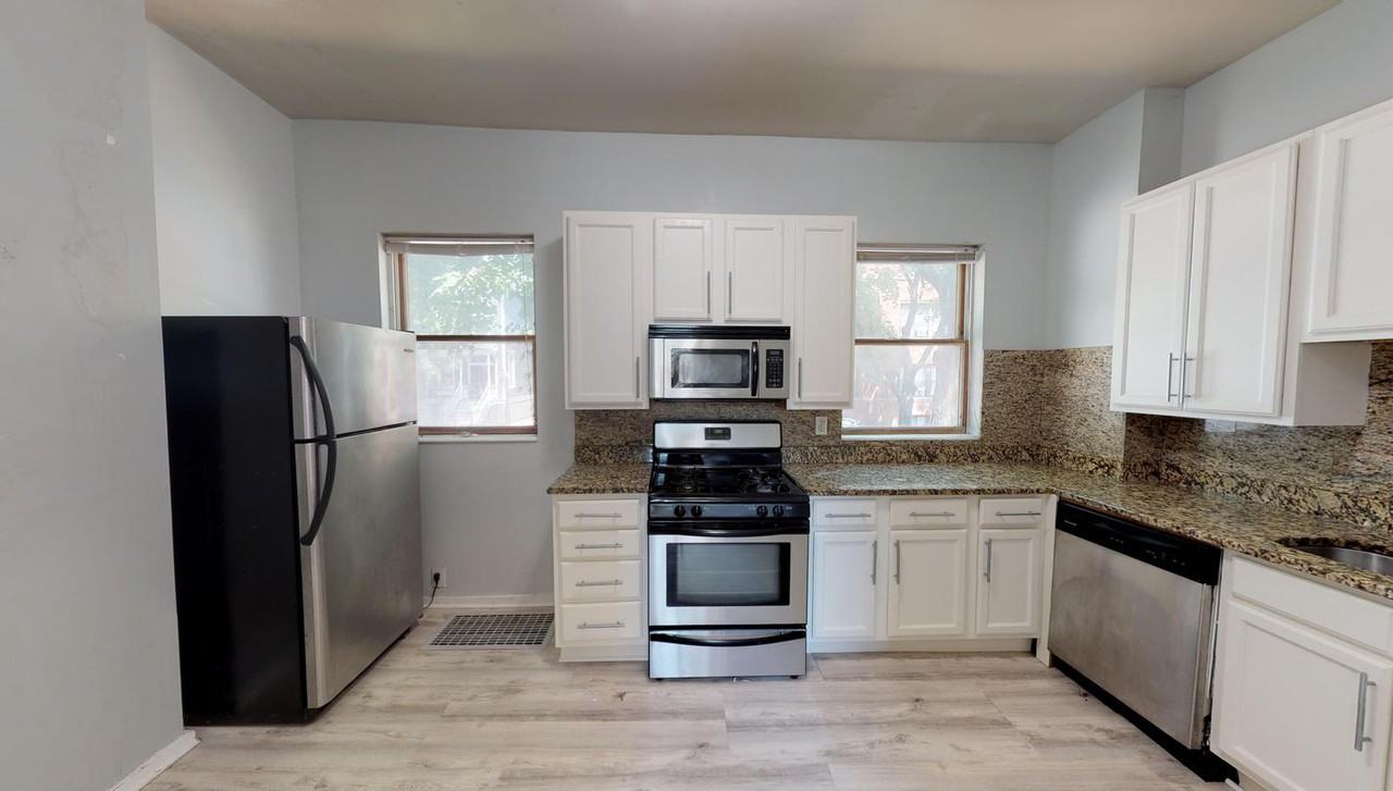 Inviting Lakeview townhome near Belmont Harbor - Photo 2 of 7