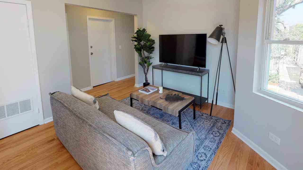 Enchanting Lakeview home by Belmont Harbor - Photo 2 of 10