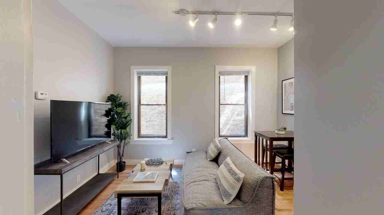 Lincoln Park gem with lovely backyard - Photo 2 of 6