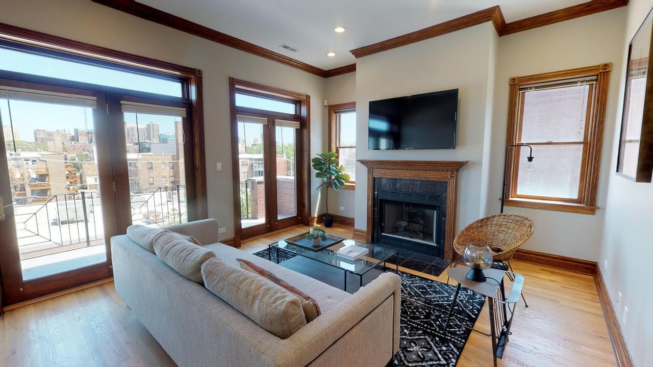 Incredible Lakeview penthouse with amazing city views - Photo 2 of 14
