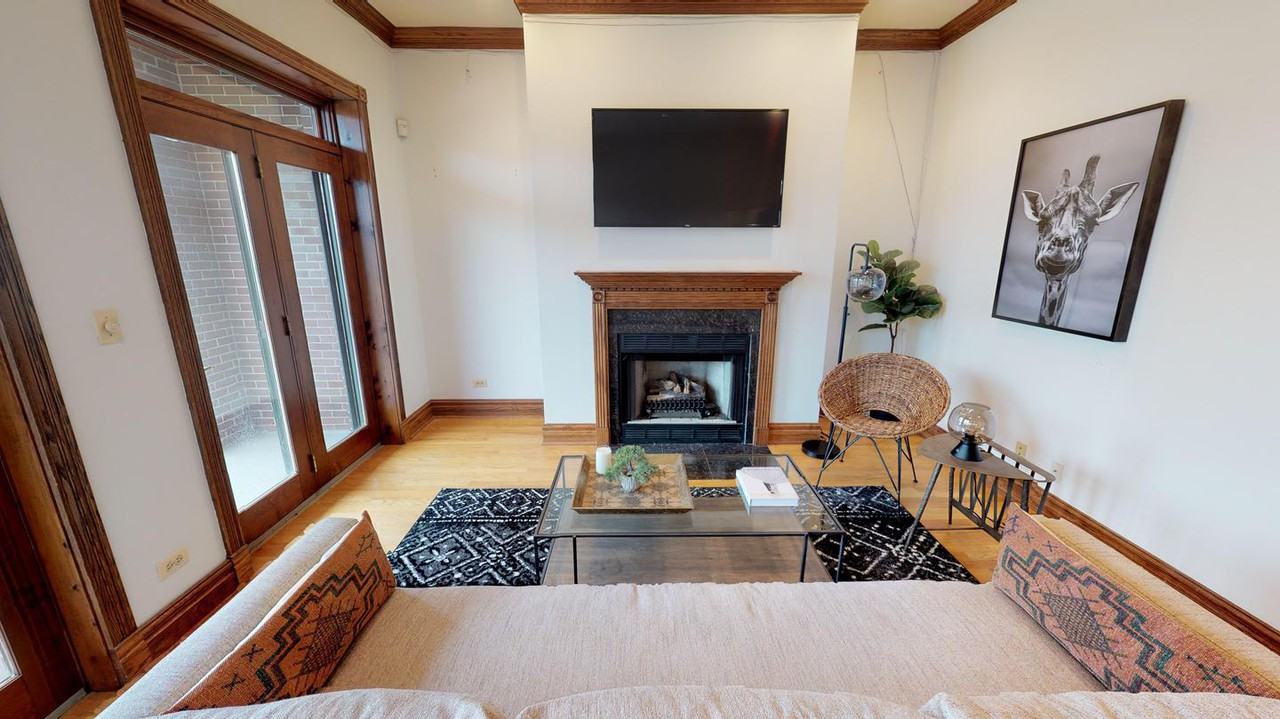 Gorgeous Lakeview condo with balcony - Photo 2 of 10