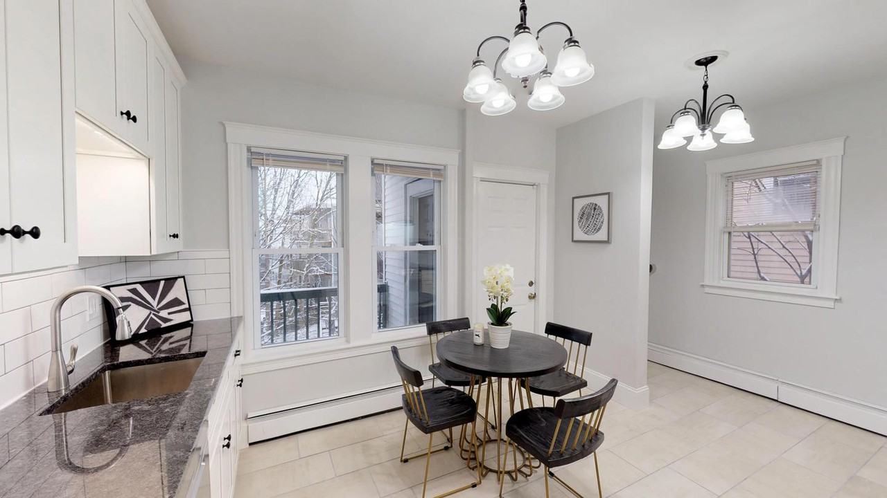 Delightful Dorchester home with balcony - Photo 2 of 12