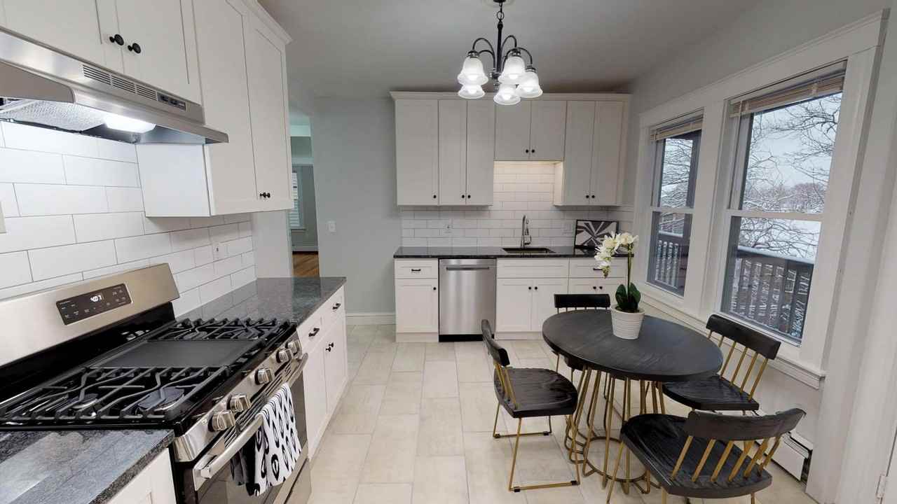 Delightful Dorchester home with balcony - Photo 4 of 12