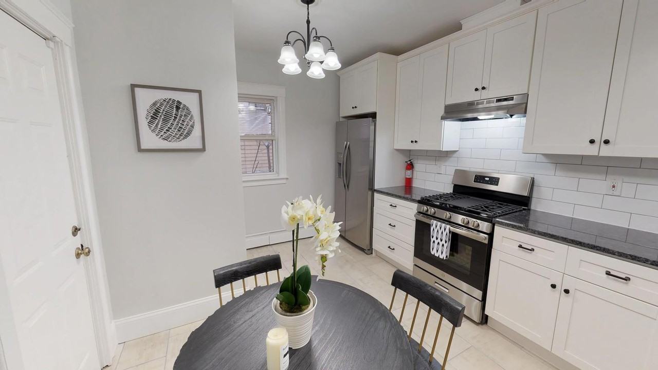 Delightful Dorchester home with balcony - Photo 5 of 12