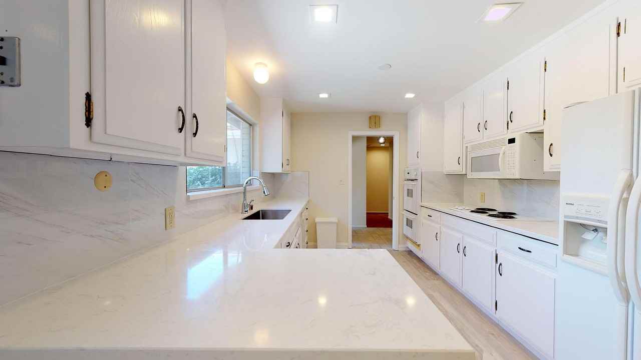 Bright Mountain View home with spacious backyard - Photo 4 of 19