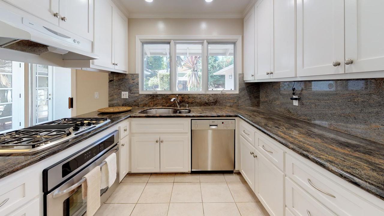 Light-Filled Palo Alto home with beautiful backyard - Photo 2 of 16